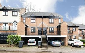 Lovely 2 Bedroom Flat With Free Parking